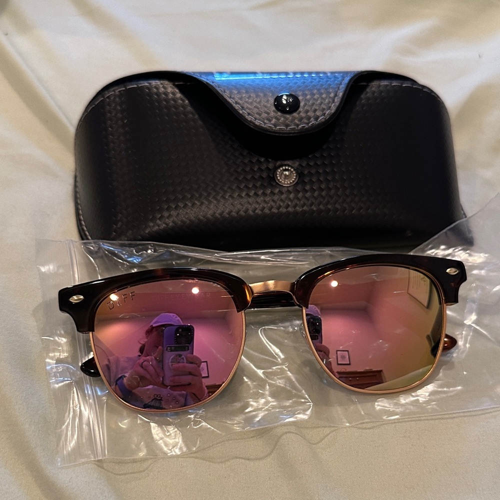 Diff Eyewear Women's Sunglasses - Black Frame with Pink Mirrored Lenses